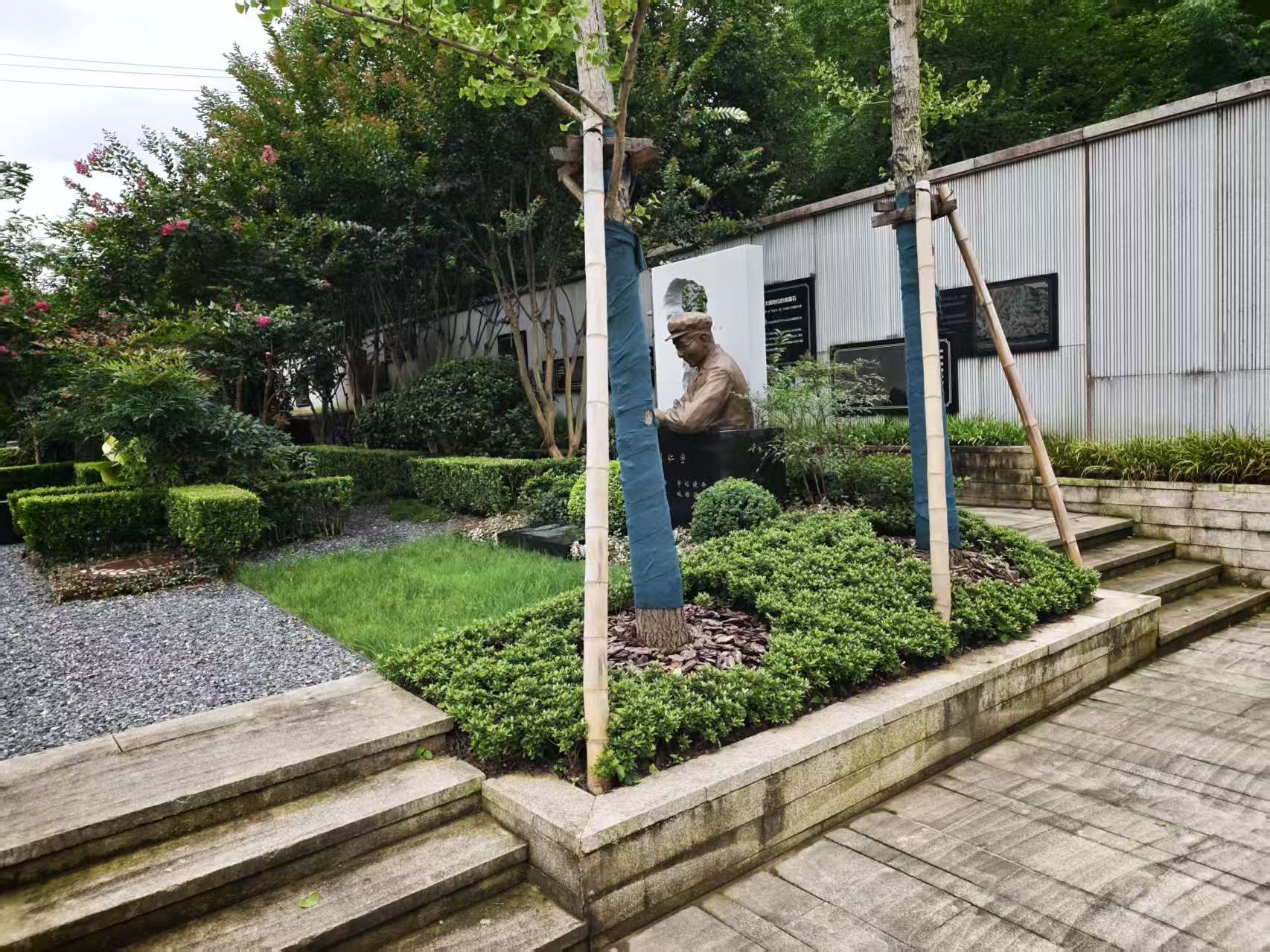 文字展板旁的雕塑、绿植与步行平台