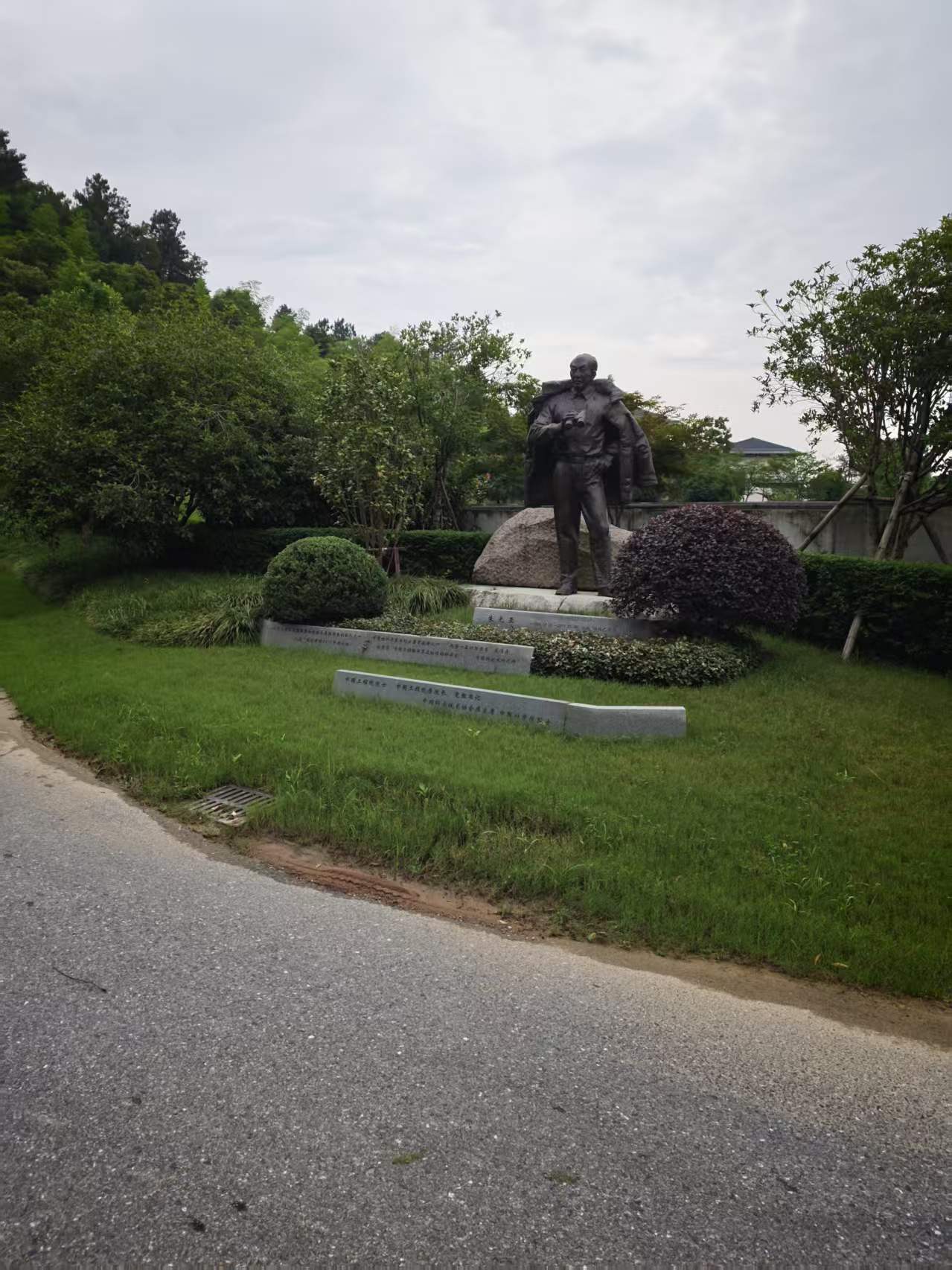 墓地价格排行之外，先看安吉龙山源如何安放一份家庭记忆