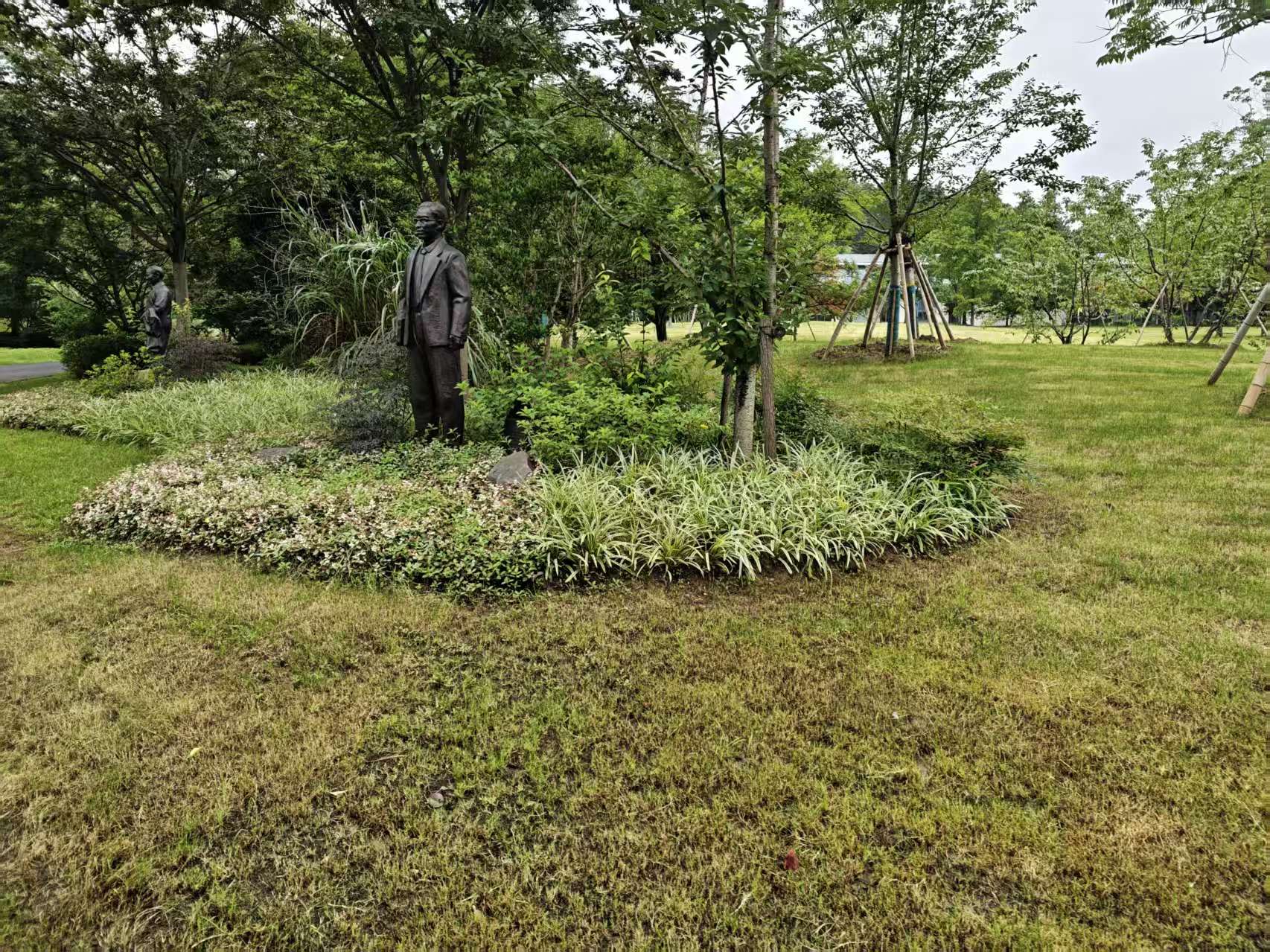 浦江镇家人意见不一时，在安吉龙山源怎样谈拢纪念方式