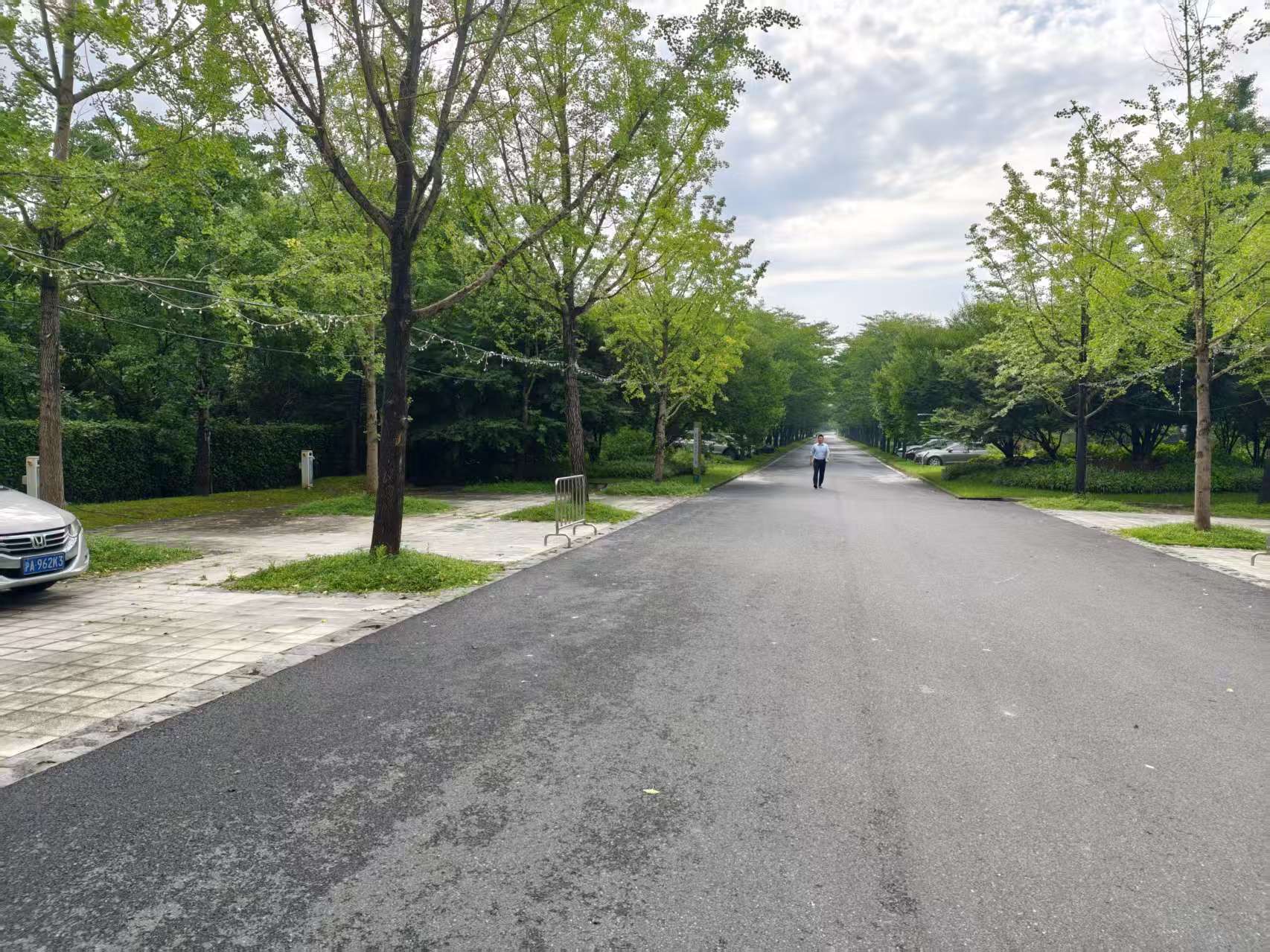 小区在公墓边上风水好吗：先分清环境观察与传统观念